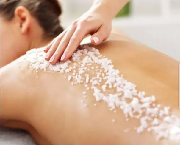 Massage dengan Body Scrub